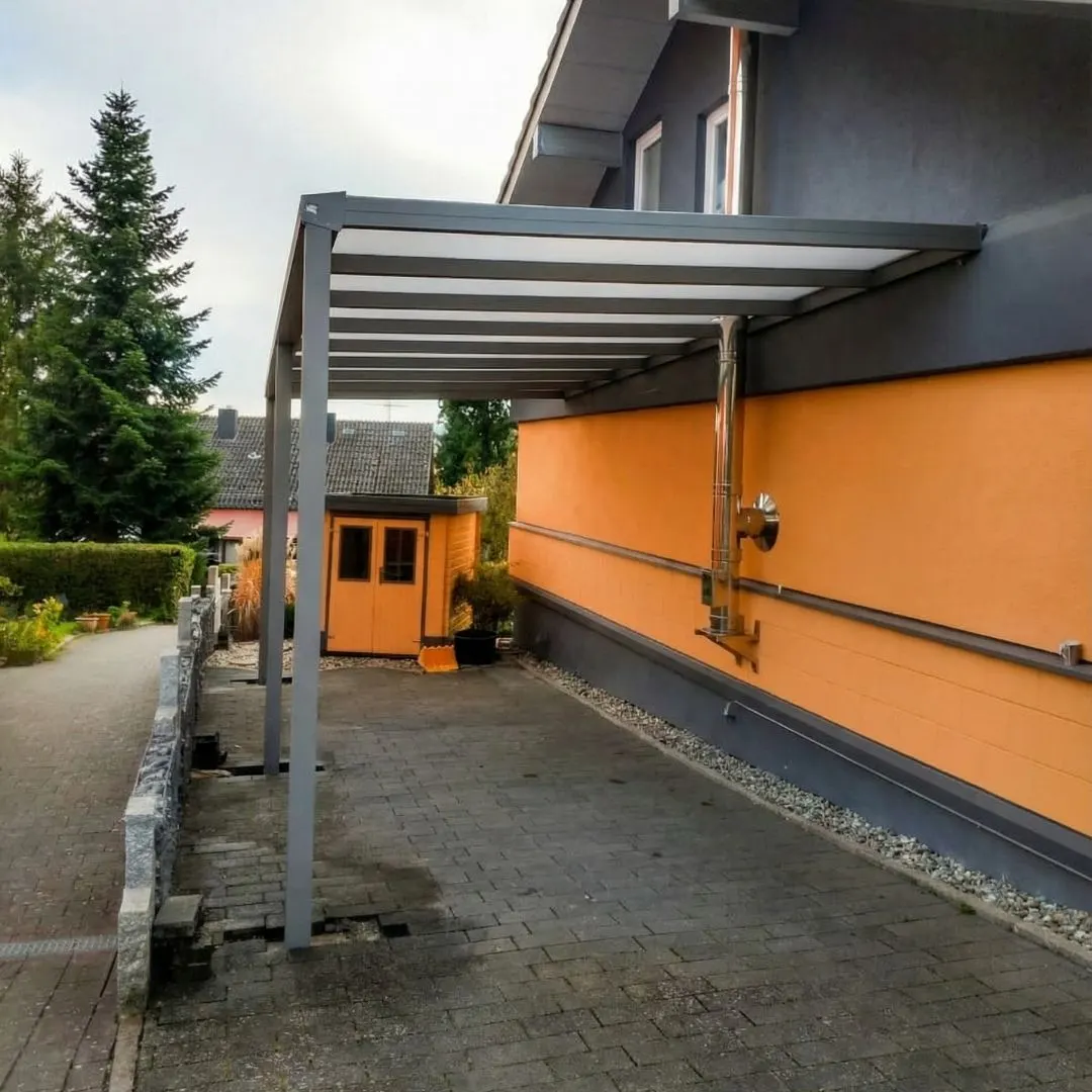 Anbau-Carport aus Aluminium mit Glasdach an Hauswand, Pultdach-Form