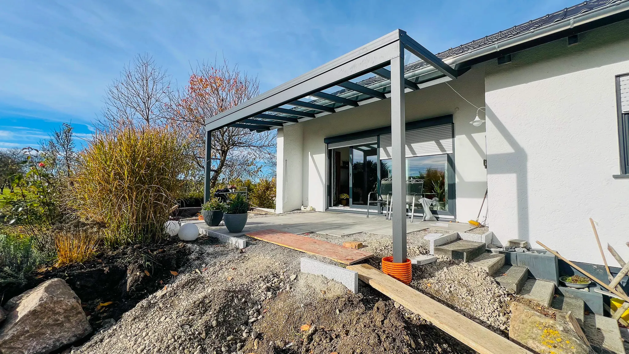 Moderne Terrassenüberdachung mit klaren Linien und Glasdach