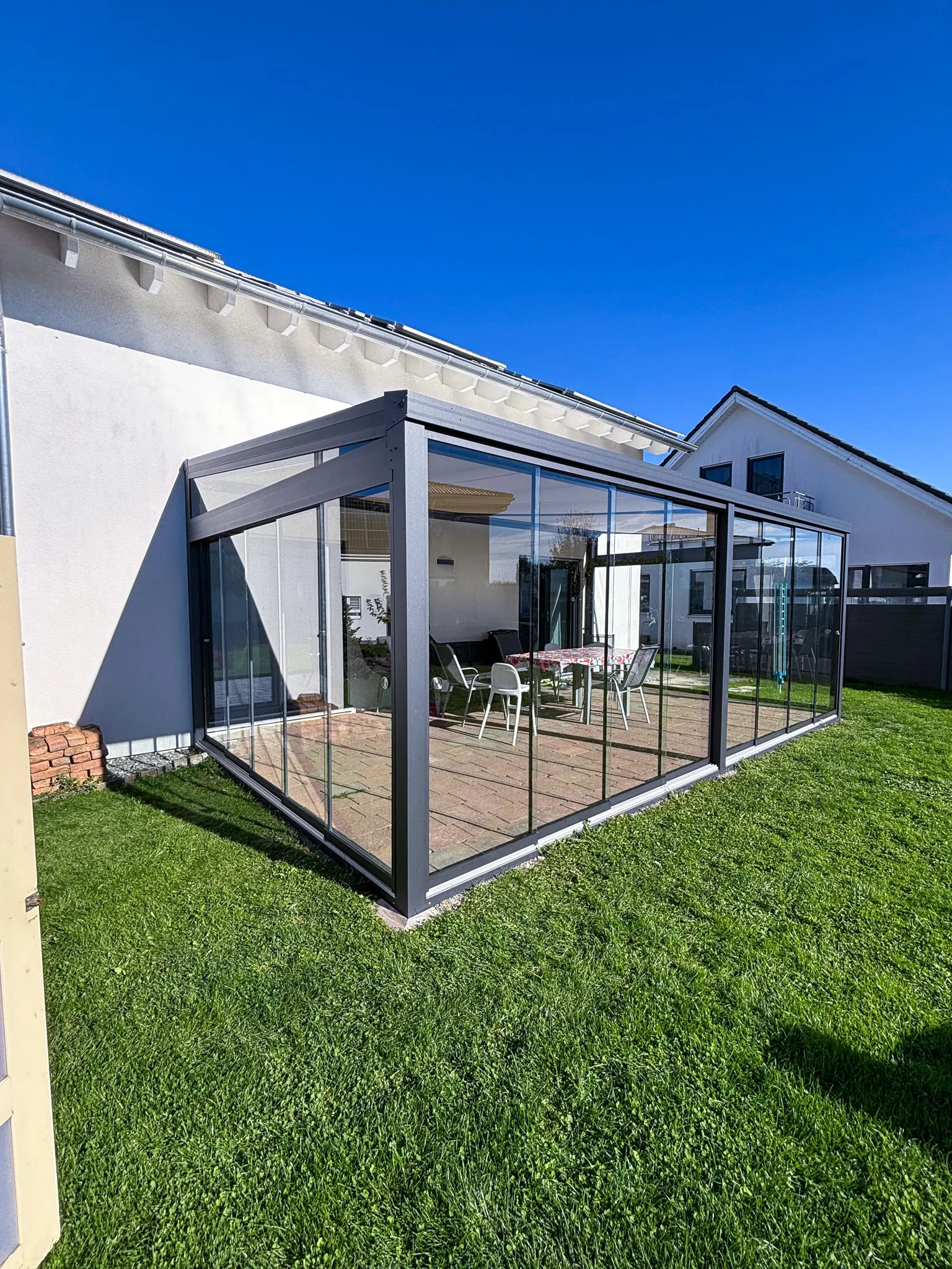 Wintergarten aus Glas und Aluminium mit Schiebeelementen