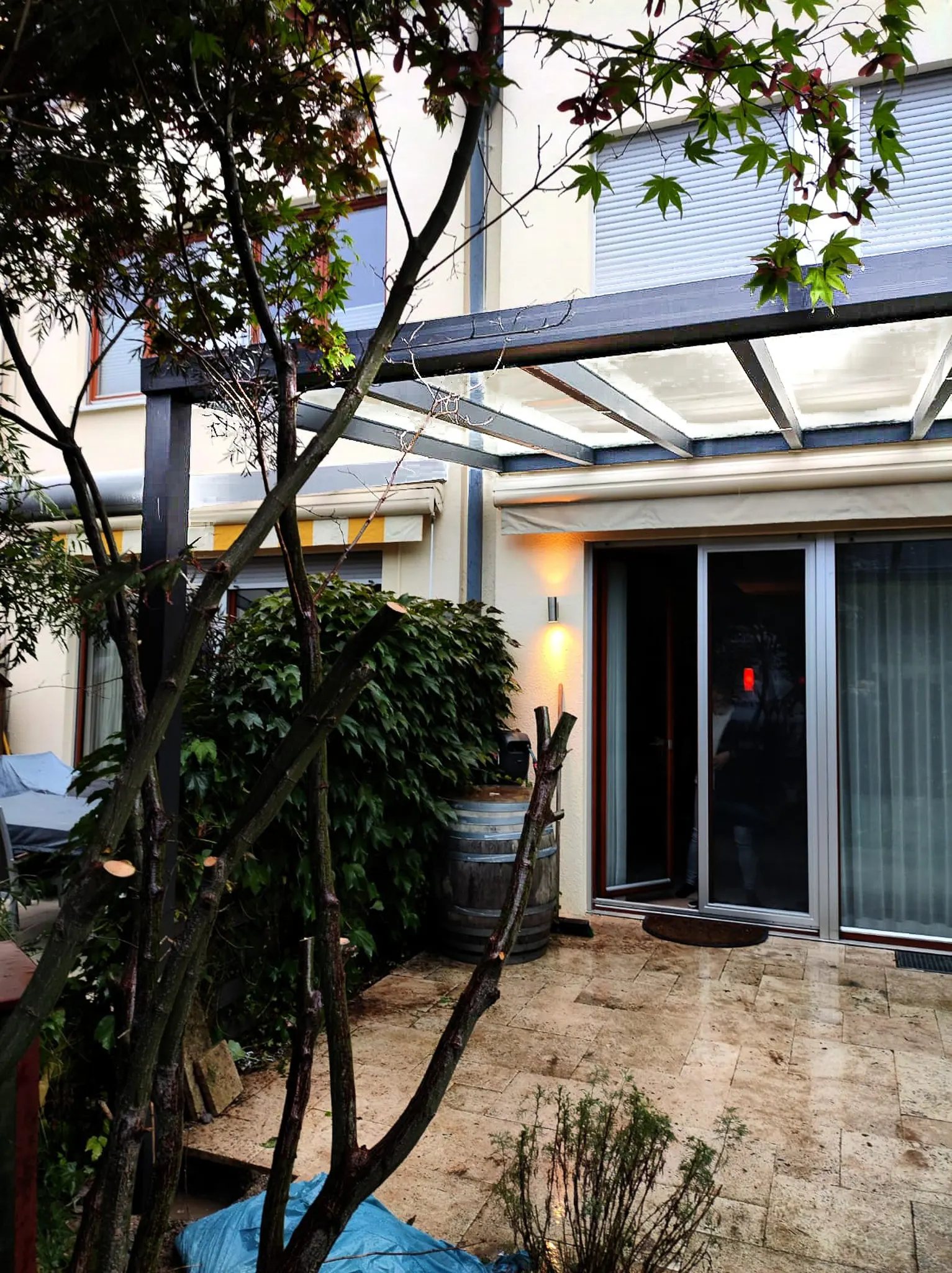 Frei stehende Aluminium-Terrassenüberdachung an Einfamilienhaus