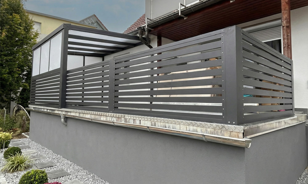 Balkon-Überdachung mit Gelaender